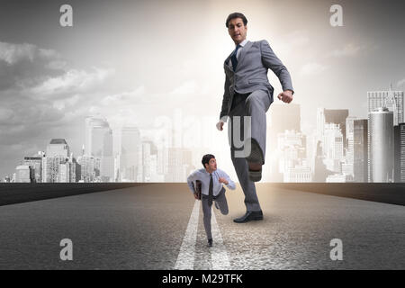 Bad arrabbiato boss calci dipendente nel concetto di business Foto Stock