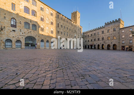 Palazzo Pretorio e Torre del Porcellino, Piazza dei Priori in un momento di quiete del pomeriggio, Volterra, Pisa, Toscana, Italia Foto Stock