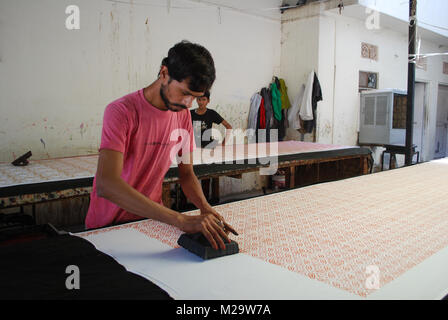 Un artigiano indiano blocco stampa su tessuto usando metodi tradizionali vicino a Jaipur, Rajasthan, India Foto Stock