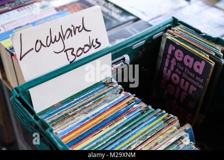 Una selezione di coccinella libri per bambini per la vendita a un libro aperto sul mercato. Foto Stock