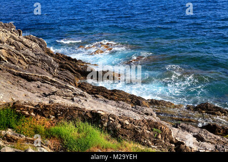Genova, Liguria Shore / Italia - 2012/07/06: Nervi riva di Genova - Passeggiata Anita Garibaldi passaggio panoramico con vista sulla costa rocciosa Foto Stock