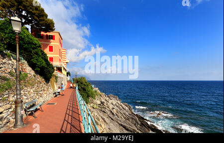 Genova, Liguria Shore / Italia - 2012/07/06: Nervi riva di Genova - Passeggiata Anita Garibaldi passaggio panoramico con vista sulla costa rocciosa Foto Stock