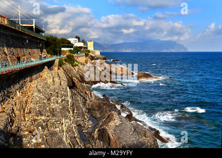Genova, Liguria Shore / Italia - 2012/07/06: Nervi riva di Genova - Passeggiata Anita Garibaldi passaggio panoramico con vista sulla costa rocciosa Foto Stock