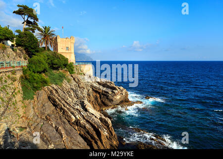 Genova, Liguria Shore / Italia - 2012/07/06: Nervi riva di Genova - Passeggiata Anita Garibaldi passaggio panoramico con vista sulla costa rocciosa Foto Stock
