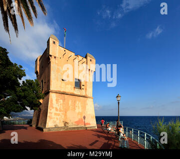 Genova, Liguria Shore / Italia - 2012/07/06: Nervi riva di Genova - Passeggiata Anita Garibaldi passaggio panoramico - La Torre di Gropallo Foto Stock