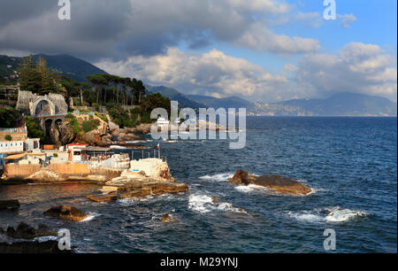 Genova, Liguria Shore / Italia - 2012/07/06: Nervi riva di Genova - Passeggiata Anita Garibaldi passaggio panoramico con vista sulla costa rocciosa Foto Stock