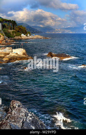 Genova, Liguria Shore / Italia - 2012/07/06: Nervi riva di Genova - Passeggiata Anita Garibaldi passaggio panoramico con vista sulla costa rocciosa Foto Stock