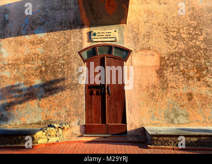 Genova, Liguria Shore / Italia - 2012/07/06: Nervi riva di Genova - Passeggiata Anita Garibaldi passaggio panoramico - La Torre di Gropallo Foto Stock