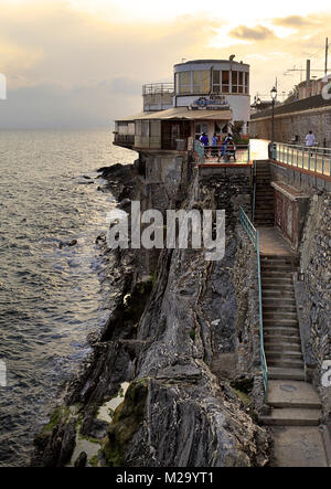 Genova, Liguria Shore / Italia - 2012/07/06: Nervi riva di Genova - Passeggiata Anita Garibaldi passaggio panoramico con vista sulla costa rocciosa Foto Stock