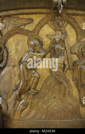 Il Battesimo di Gesù. Rilievo romanico sul bronzo fonte battesimale (Bronzetaufe) dal XI secolo nella cattedrale di Hildesheim (Hildesheimer Dom) a Hildesheim in Bassa Sassonia, Germania. Foto Stock