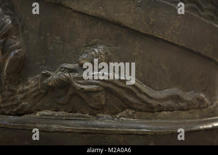 Allegoria del fiume Giordano. Bronzo romanica di rilievo sul Bernward colonna (Bernwardssäule), noto anche come il Cristo colonna (Christussäule) nella cattedrale di Hildesheim (Hildesheimer Dom) a Hildesheim in Bassa Sassonia, Germania. Foto Stock