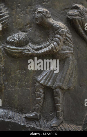 La decollazione di San Giovanni Battista. Bronzo romanica di rilievo sul Bernward colonna (Bernwardssäule), noto anche come il Cristo colonna (Christussäule) nella cattedrale di Hildesheim (Hildesheimer Dom) a Hildesheim in Bassa Sassonia, Germania. Foto Stock