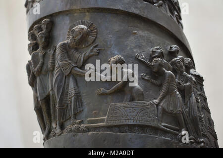 Il sollevamento del figlio della vedova di Nain. Bronzo romanica di rilievo sul Bernward colonna (Bernwardssäule), noto anche come il Cristo colonna (Christussäule) nella cattedrale di Hildesheim (Hildesheimer Dom) a Hildesheim in Bassa Sassonia, Germania. Foto Stock