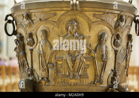 Vergine Maria con il bambino raffigurato circondato con San Epifanio di Pavia e di San Godehard di Hildesheim. Rilievo romanico sul bronzo fonte battesimale (Bronzetaufe) dal XI secolo nella cattedrale di Hildesheim (Hildesheimer Dom) a Hildesheim in Bassa Sassonia, Germania. Foto Stock