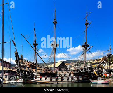 Genova, Liguria / Italia - 2012/07/06: Porto di Genova - Il galeone di Nettuno - replica del XVII secolo galeone spagnolo costruito nel 1985 per la Roman Polanski m Foto Stock