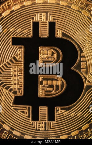 Close up vista macro di un simbolo bitcoin rappresentazione dorata Foto Stock
