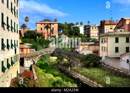 Genova, Liguria Shore / Italia - 2012/07/06: Nervi riva di Genova - Passeggiata Anita Garibaldi passaggio panoramico di Nervi Foto Stock