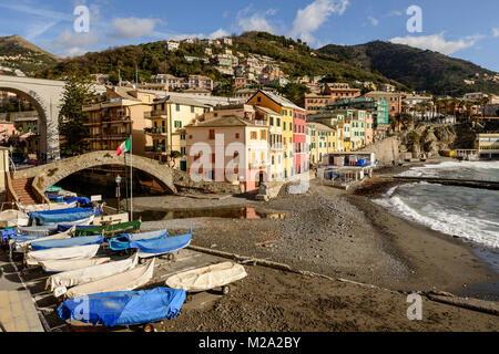 Paesaggio di tradizionale storico e pittoresco villaggio sul mare, shot su una soleggiata giornata invernale a Bogliasco e Genova, Italia Foto Stock