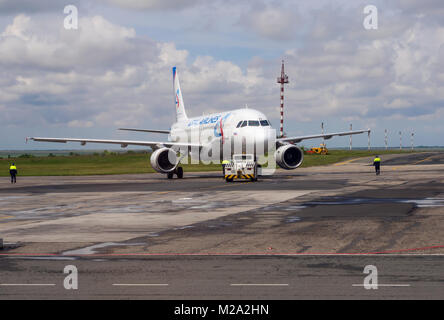 Simferopol, Russia - 15 Giugno 2016: aereo compagnia aerea "Ural Airlines' trainato per la pista Simferopol Airport Foto Stock