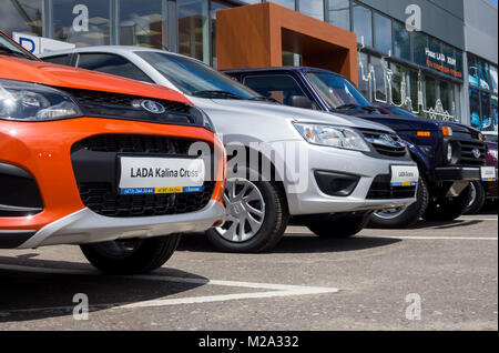 Voronezh, Russia - 20 Giugno 2016: nuova Lada veicoli di diversi modelli sono nella parte anteriore dello showroom SCS Lada Voronezh Foto Stock