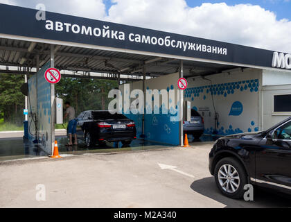 Voronezh, Russia - 20 Giugno 2016: la vettura è in attesa in coda per il self-service car wash Voronezh Foto Stock