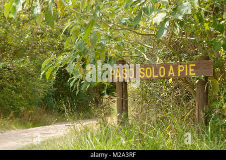 Segno indicativo nel parco, Montevideo Uruguay Foto Stock