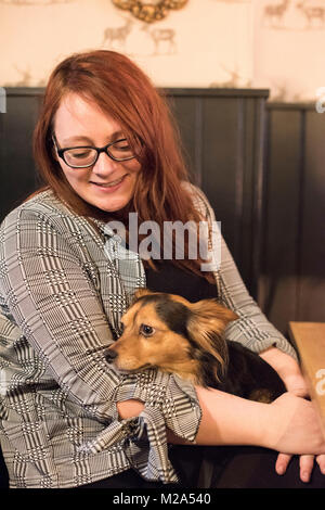 Adele Pember con il suo cane nella fase Caffè in Cardiff. Foto Stock