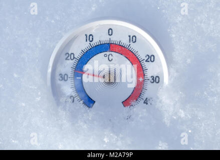 Termometro con scala Celsius collocato in una neve fresca che mostra temperatura sotto zero a meno di 26 gradi - gelido inverno meteo concept Foto Stock