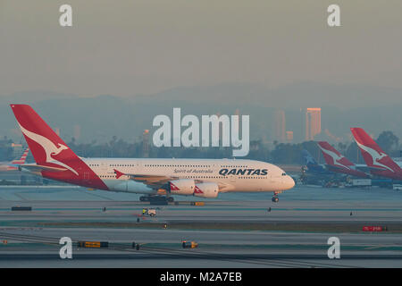 Qantas Airways Airbus A380 i taxi verso il Tom Bradley International Terminal presso l'Aeroporto Internazionale di Los Angeles, California, USA. Foto Stock