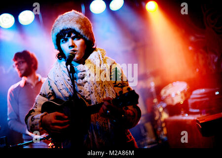 Il cantante francese, compositore e musicista Stéphanie Sokolinski è meglio sapere dal suo nome di fase SoKo che qui esegue un concerto dal vivo in vetrina olandese festival e music conference Eurosonic Festival 2008. Paesi Bassi, 11/01 2008. Foto Stock