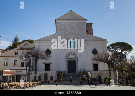 Ravello, Campania, Italia 12 marzo 2017 facciata di Ravello la chiesa principale si trova nel centro della sua piazza più grande. Foto Stock