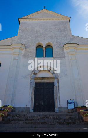 Ravello, Campania, Italia 12 marzo 2017 facciata di Ravello la chiesa principale si trova nel centro della sua piazza più grande. Foto Stock