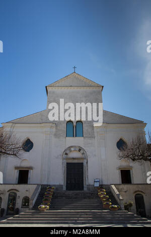 Ravello, Campania, Italia 12 marzo 2017 facciata di Ravello la chiesa principale si trova nel centro della sua piazza più grande. Foto Stock