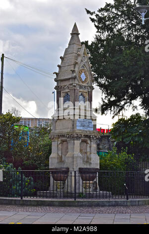 Randall Memorial Fontanella si trova a Bridgend Town Center, South Wales.it risale al 1860 e fu eretto dalla Contessa di Dunraven. Foto Stock