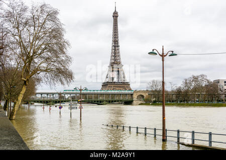 Vista della Senna gonfi durante l'inverno episodio di allagamento del gennaio 2018, con l'allagato expressway in primo piano e la torre Eiffel e B Foto Stock