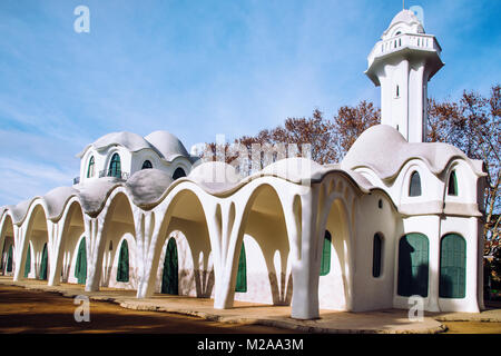 Una vista dell'edificio modernista Masia Freixa, costruito nel 1907, in Sant Jordi parco pubblico, in Terrassa, Spagna Foto Stock