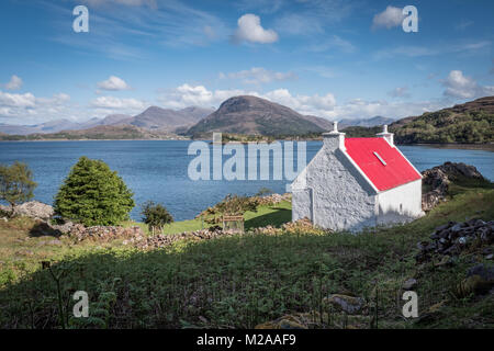 Dal tetto rosso crofters cottage vicino a Shieldaig, Wester Ross, Scozia. Regno Unito Foto Stock