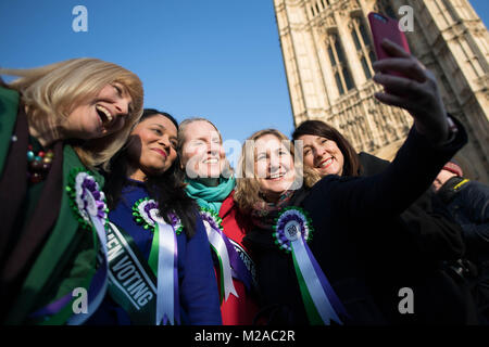 Parlamentari femminili al lancio della campagna laburista per celebrare i 100 anni di suffragio femminile al College Green di Westminster, Londra. Foto Stock