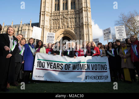 MPs femmina in occasione del lancio del programma di lavoro di campagna per festeggiare i cento anni di donne&Otilde;s suffragio su College Green in Westminster, Londra. Foto Stock