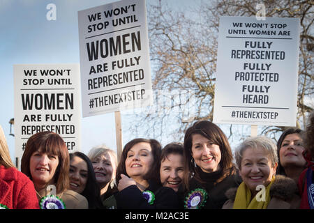 Parlamentari femminili al lancio della campagna del Labor per celebrare i 100 anni di suffragio femminile sul College Green a Westminster, Londra. Foto Stock