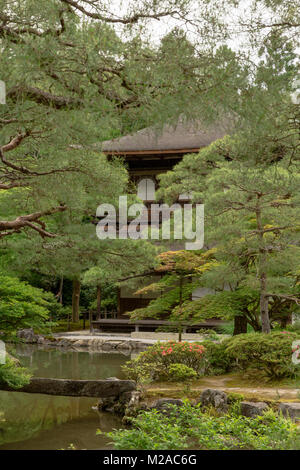 Lo stagno e Kannon-den, i due piani la struttura principale di Ginkaku-Ji, Kyoto, Giappone Foto Stock