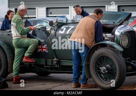 Il team di preparare Chris valutazione il 1930 Bentley 4.5 Le Mans nel paddock al 2017 Formula Vintage incontro, Snetterton, Norfolk, Regno Unito. Foto Stock