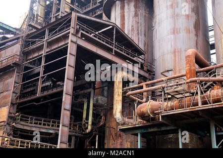 Una vista da arrugginito, abbandonata la città di acciaio in Vítkovice in Repubblica ceca la zona è utilizzata come un parco industriale ora. Foto Stock