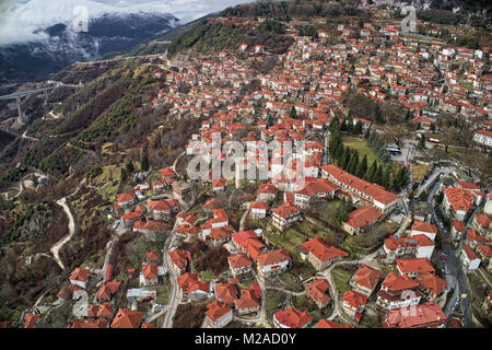 Vista aerea di Metsovo è una città in Epiro, nelle montagne di Pindus nel nord della Grecia e attrae molti visitatori Foto Stock