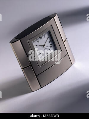 Moderno carrello metallico orologio su uno sfondo semplice Foto Stock