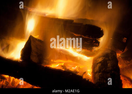 Closeup lunga esposizione dei registri di bruciare in un incendio Foto Stock