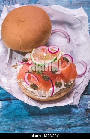 Hamburger di salmone su blu Foto Stock