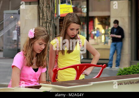 Denver, Colorado - 5 Maggio 2011: Due ragazze suonare il pianoforte su 16th street nel centro di Denver durante il festival di strada. Foto Stock