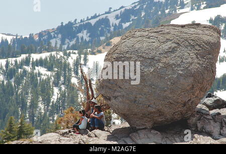 Parco nazionale vulcanico di Lassen, California - Luglio 1, 2017: una famiglia gode di splendida vista nevoso a metà estate in montagna Foto Stock