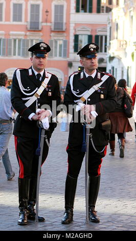 Roma, Italia - 16 Maggio 2012: due protezioni (carabinieri) sulla strada vicino alla famosa Scalinata di piazza di Spagna Foto Stock